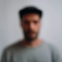 Portret van fotograaf Renaat Nijs, oprichter en curator van NUMMER18 in Hasselt