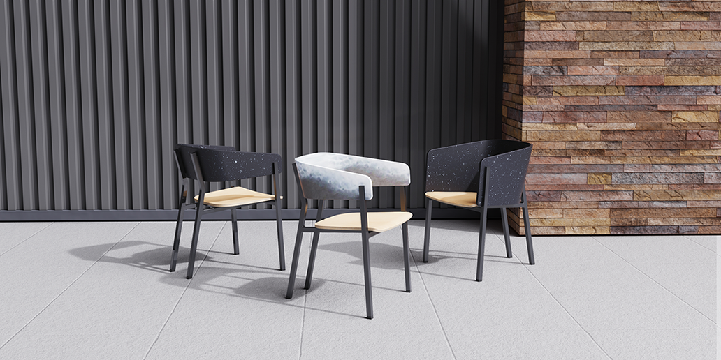 Drie CERES-tuinstoelen op een betontegels terras — donker aluminium frame, gespikkeld gerecycled plastic rugleuning