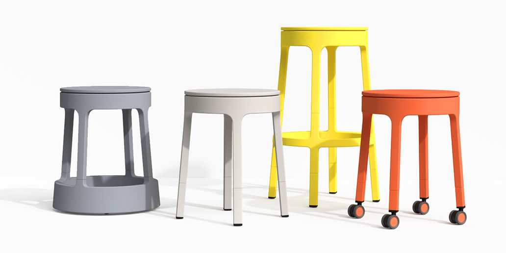 Vier varianten van de STOOL-modulekruk naast elkaar op witte achtergrond — grijs, wit, geel en oranje, elk met andere pootkeuze of wielen