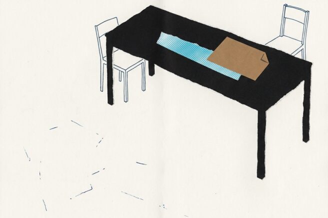 Collage: een zwarte tafel met aan weerszijden een lege, in blauw getekende stoel — de linkerstoel is kleiner dan de rechter. Op het tafelblad ligt een bruin vel met een omgevouwen hoek, dichter bij de rechterstoel; daarachter loopt een cyaan rasterstrook over het blad. Linksonder liggen losse blauwe inktstreepjes op het papier.