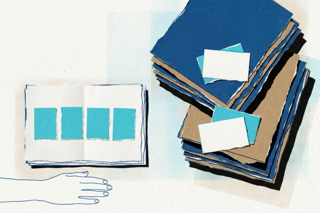 Opengeslagen boek met vier lege blauwe vlakken op een rij, rechts twee dikke schuine stapels papier, onderaan een hand.